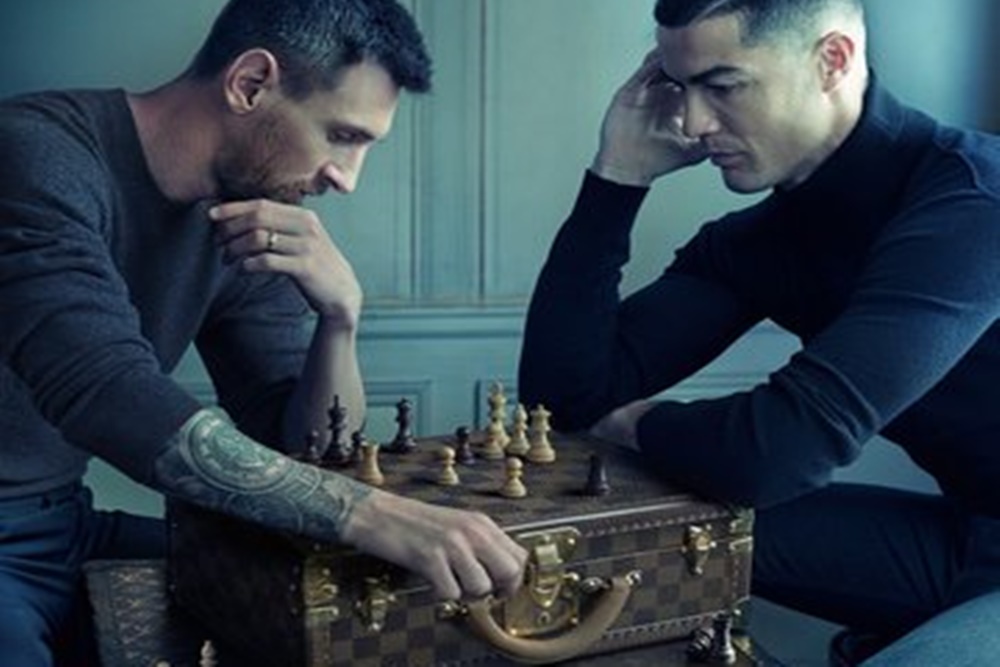 Foto Messi dan Ronaldo bermain catur