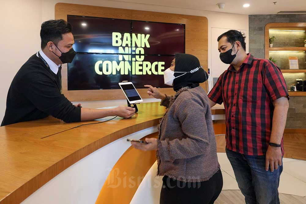Karyawan melayani nasabah di Digital Lounge PT Bank Neo Commerce Tbk. (BBYB) di Jakarta, Selasa (27/9/2022). Bisnis/Suselo Jati