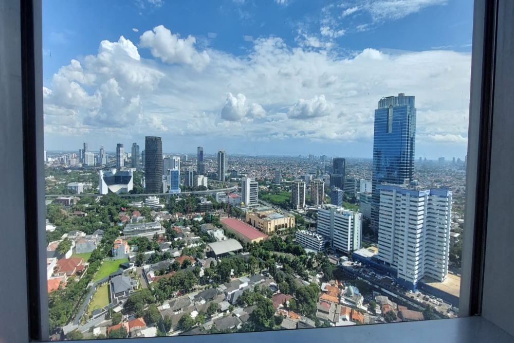 Foto dari sebuah gedung pencakar langit di lantai 30 yang diambil oleh salah satu karyawan di bilangan Kuningan, Jakarta Selatan, saat terjadi gempa yang berpusat di Cianjur dengan skala M 5,6, Senin (21/11/2022)/Bisnis-istimewa