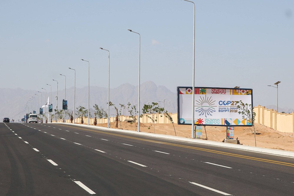 Penampakan papan reklame yang menunjukkan perhelatan KTT COP27 2022 di Mesir./Bloomberg