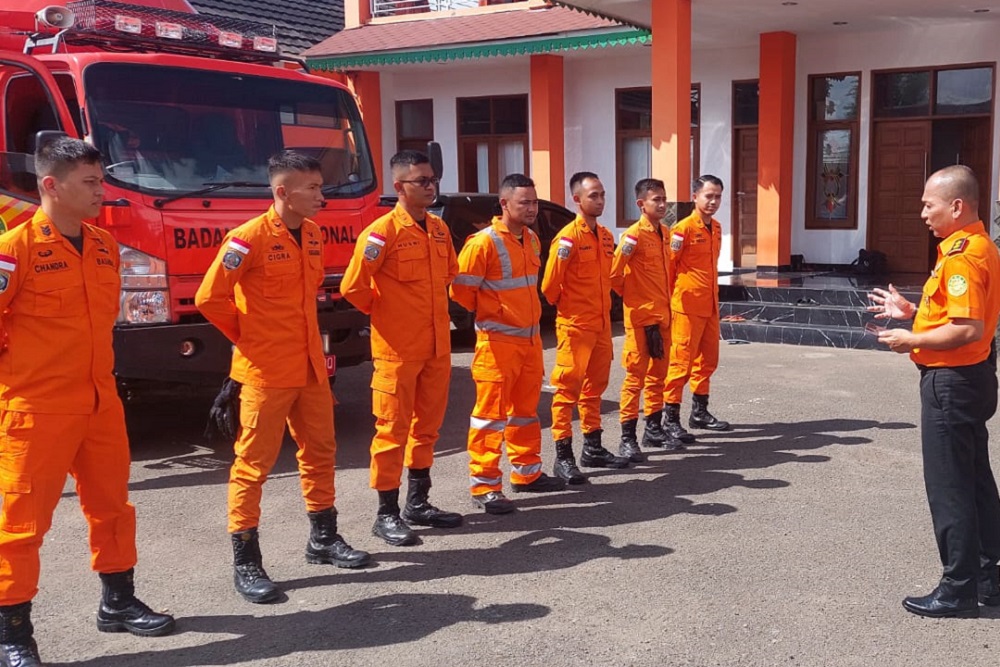 Kepala Kantor SAR Bandung Jumaril memberangkatkan tim rescue dari Kantor SAR Bandung 