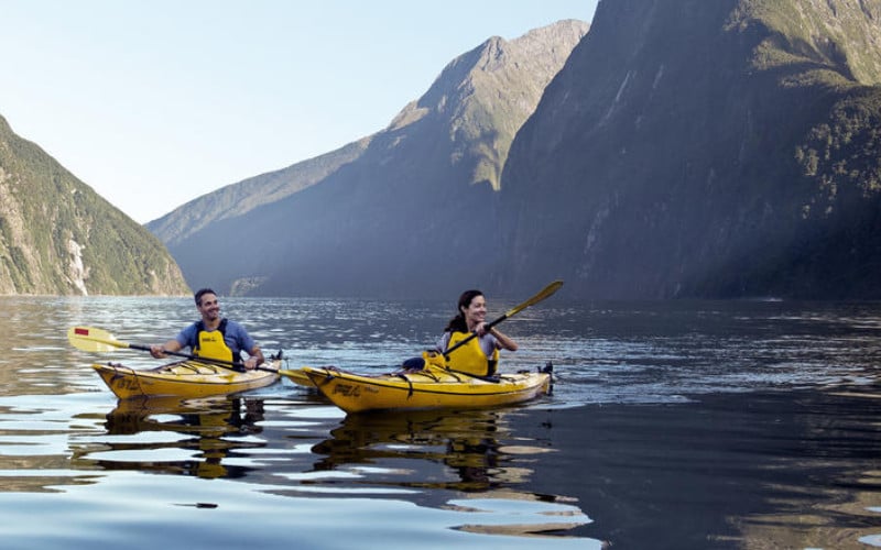 Mengeksplorasi keindahan alam di Fiordland dengan perahu kayak. /newzealand.com