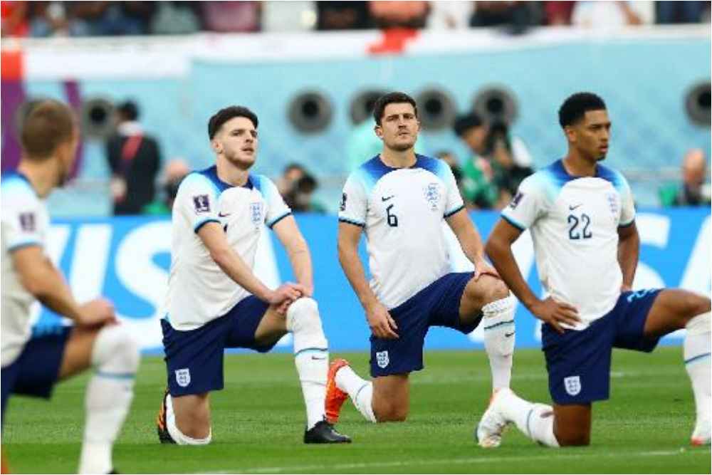 Para pemain Timnas Inggris melakukan aksi berlutut di hadapan Iran sebelum bertanding di Piala Dunia 2022/REUTERS-Hannah Mckay