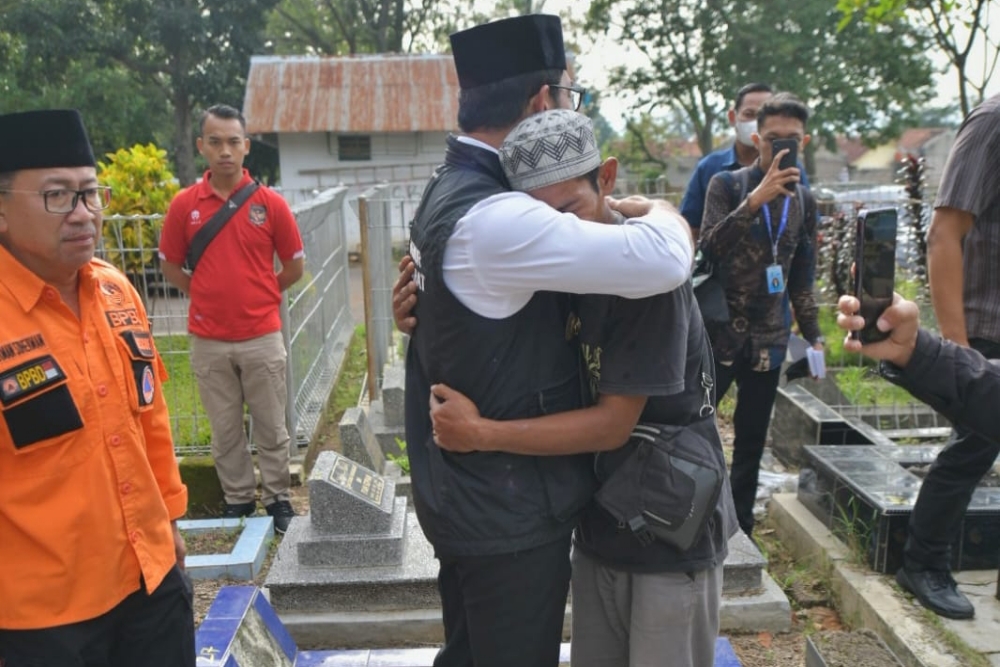 Gempa Cianjur: Momen Haru Saat Ridwan Kamil Hadiri Pemakaman Bocah Korban Gempa