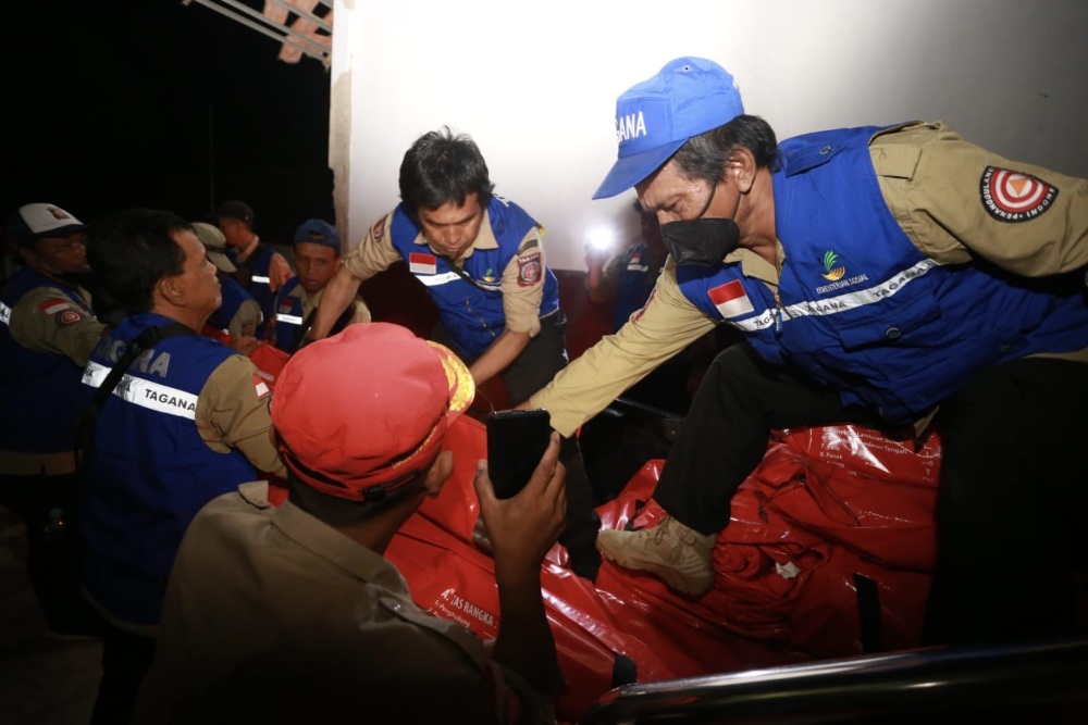 Kementerian Sosial menyalurkan berbagai bantuan logistik berupa tenda, velbed, air bersih, hingga makanan siap saji bagi para korban gempa di Kabupaten Cianjur, Jawa Barat, Senin (21/11/2022)./Istimewa