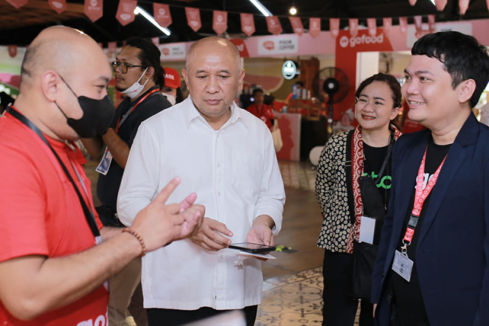 Foto: (Ki-ka) Perwakilan mitra usaha GoFood dan pemilik usaha 2080 Burger, Heru Dwi Soesilo, berbincang bersama Menteri Koperasi dan UKM RI Teten Masduki di GoFood Culinary Bazaar G20 (14/11).