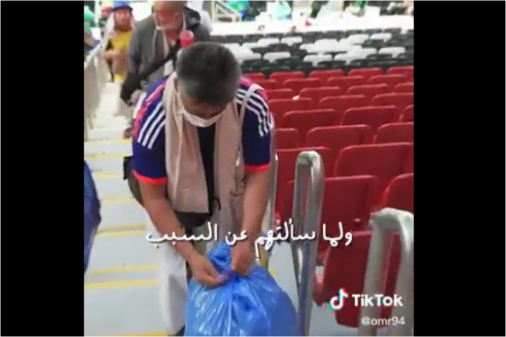  Keren! Suporter Jepang Ramai-Ramai Bersihkan Sampah di Stadion Al Bayt Qatar