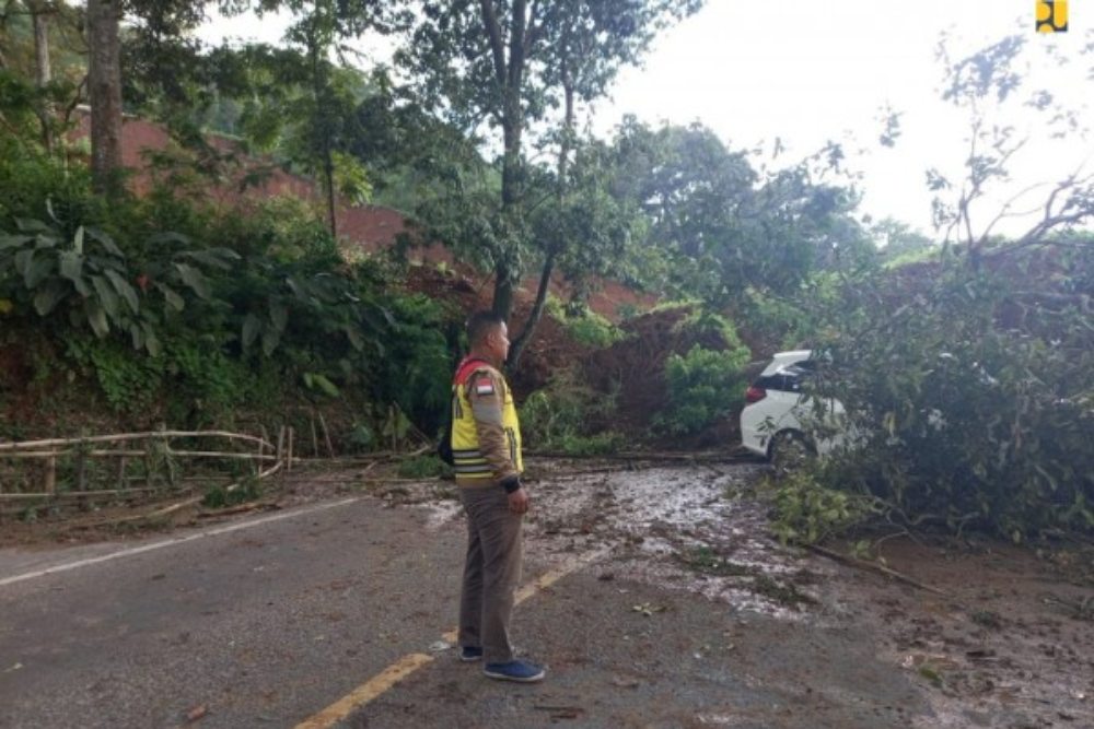  PUPR Berhasil Buka Jalan yang Tertimbun Longsor Usai Gempa Cianjur