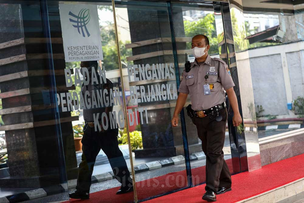 Karyawan beraktivitas di Kantor Badan Pengawas Perdagangan Berjangka Komoditi (Bappebti) di Jakarta, Rabu (6/7/2022). Bisnis/Eusebio Chrysnamurti