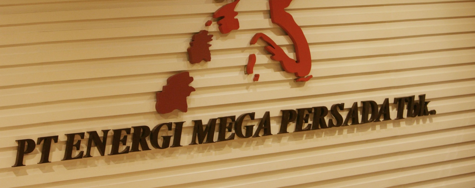 Logo PT Energi Mega Persada Tbk. terlihat di luar kantor perusahaan di Jakarta, Indonesia, pada Senin, (24/9/2007). Bloomberg/Dimas Ardian. 
