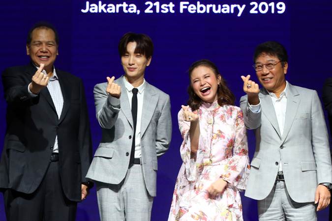 Artis Super Junior Lee Teuk (kedua kiri) berfoto bersama penyanyi Rossa (kedua kanan), Chairman Transmedia Chairul Tanjung (kiri) dan Chairman SM Entertainment Lee Soo Man (kanan), usai penandatanganan kerja sama, di Jakarta, Kamis (21/2/2019)./Bisnis-Abdullah Azzam