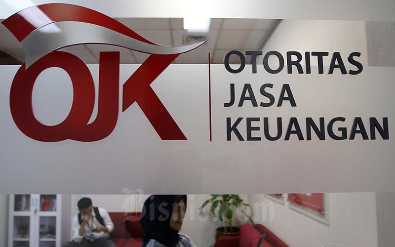 Karyawan berada di dekat logo Otoritas Jasa Keuangan di Jakarta, Jumat (17/1/2020). Bisnis/Abdullah Azzam