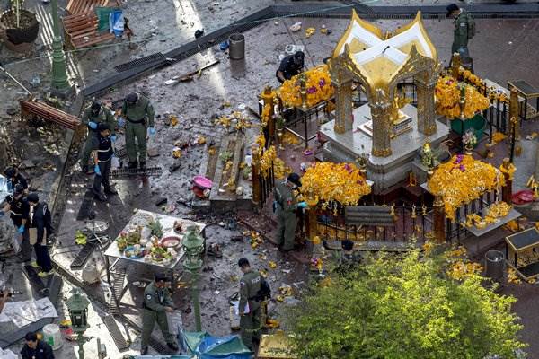 Petugas melakukan penyelidikan di lokasi ledakan di Kuil Erawan yang berada di pusat kota Bangkok, Thailand (18/8/2015). Setidaknya 22 orang dilaporkan tewas termasuk 8 warga negara asing. Satu di antara korban meninggal adalah WNI berusia 61 tahun./Reuters-Athit Perawongmetha