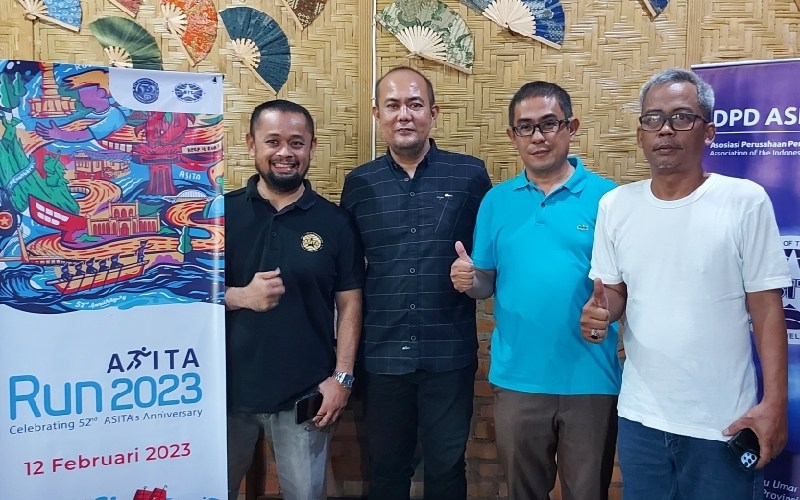 Ketua Asita Riau Dede Firmansyah (kiri) dan jajaran pengurus Asita Riau usai rapat agenda Asita Run 2023 di Pekanbaru. /Istimewa