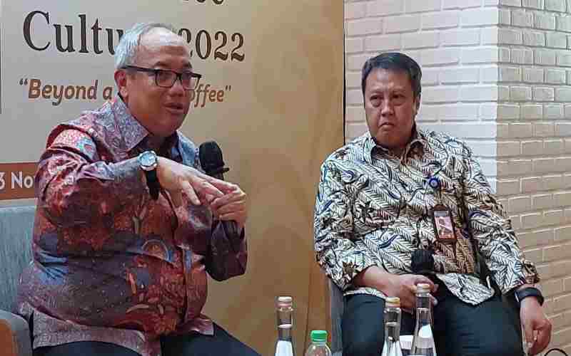 Kepala Perwakilan Bank Indonesia - Jatim, Budi Hanoto (kiri) dan Deputi Direktur BI Jatim Dadal Angkoro (kanan) saat memaparkan rencana gelaran Java Coffee Culture (JCC) 2022 kepada media di Surabaya, Rabu (23/11/2022)./Bisnis - Peni Widarti 