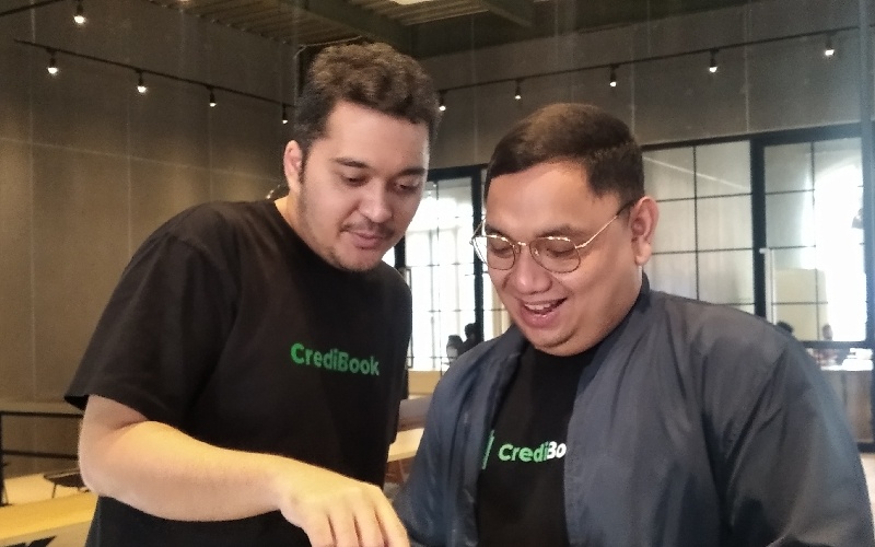 CEO & Co-Founder CrediBook Gabriel Frans (kiri) ketika ditemui dalam pembukaan kantor baru CrediBook di kawasan Setiabudi, Jakarta Selatan/Bisnis.com-Aziz Rahardyan