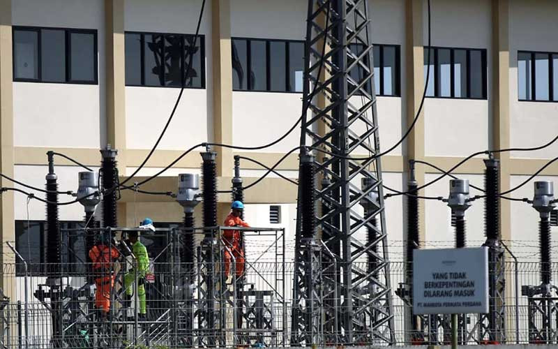 Teknisi PT PLN (Persero) melakukan pengerjaan pemeliharaan jaringan listrik di Gardu Induk 150KV GIS Gedebage, Bandung, Jawa Barat, Rabu (13/5/2020). Bisnis/Rachman