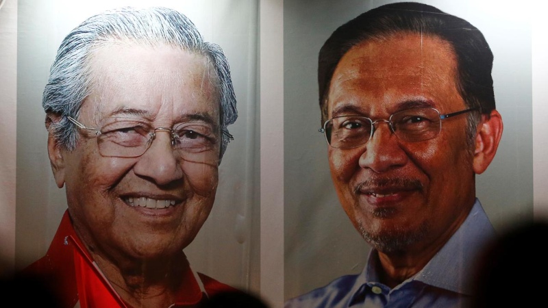 Poster besar menampilkan wajah Mahathir Mohamad dan Anwar Ibrahim terpampang dalam sebuah kampanye di Kuala Lumpur, Malaysia, Rabu (16/5/2018). - Reuters/Lai Seng Sin