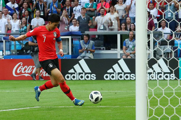 Kapten Timnas Korea Selatan Son Heung-min ketika menjebol gawang Jerman pada Piala Dunia 2018 di Kazan, Rusia. Korsel menang 2-0./Reuters-Pilar Olivares