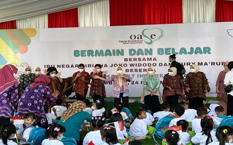  Momen Iriana Bermain dengan Anak PAUD dan Tinjau Pengrajin Tenun di Palembang