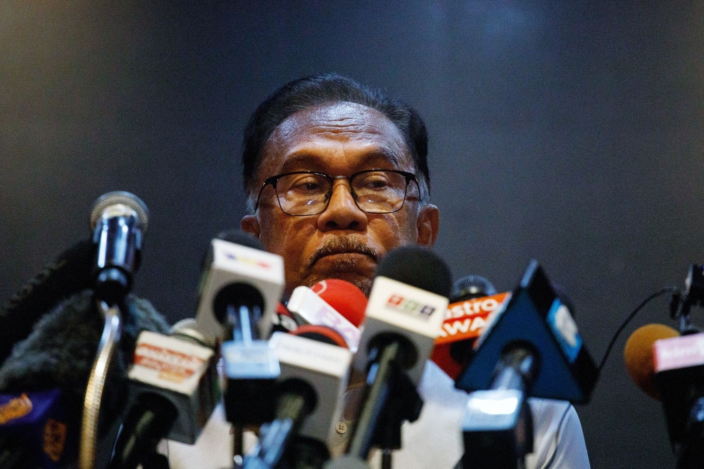 Anwar Ibrahim saat konferensi pers di Kuala Lumpur, Malaysia, Senin (21/11/2022)./Bloomberg