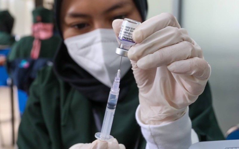 Tenaga kesehatan tengah menyiapkan dosis vaksin Covid-19 dalam program vaksinasi yang diselenggarakan di Bandung. /Istimewa