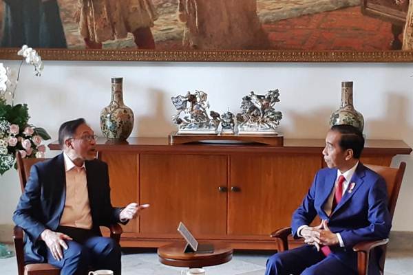 Presiden Joko Widodo (kanan) menerima Ketua Partai Keadilan Rakyat Malaysia Anwar Ibrahim di Ruang Kerja Presiden, Istana Bogor, Kamis (30/8/2018)./JIBI-Amanda Kusumawardhani