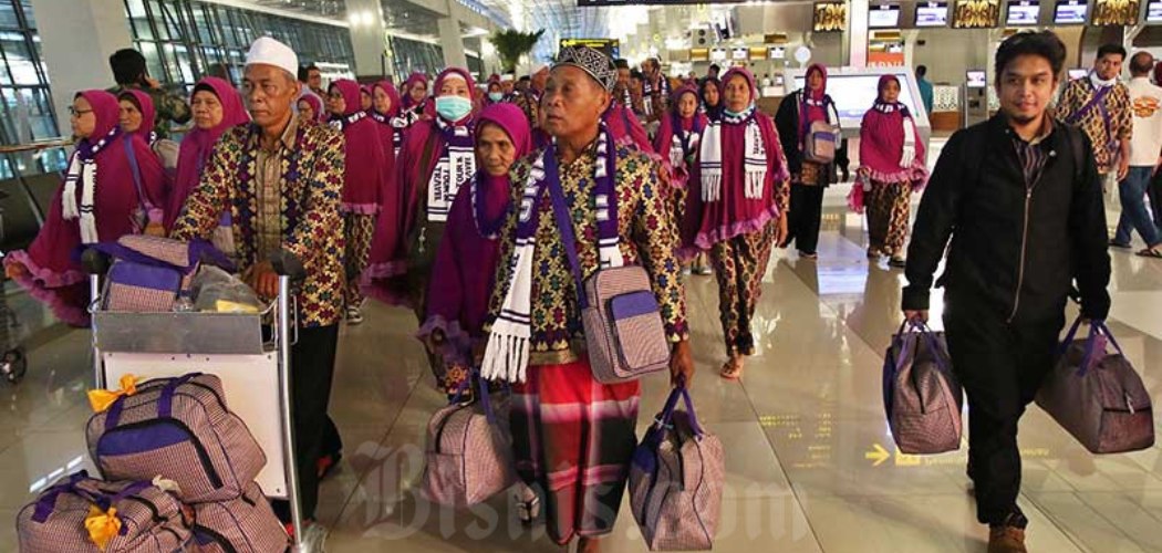 Calon jemaah umrah meninggalkan bandara setelah mendapat kepastian gagal berangkat ke Tanah Suci Mekah di Terminal 3 Bandara Soekarno Hatta, Tangerang, Banten, Kamis (27/2/2020)./Bisnis-Eusebio Chrysnamurtirn