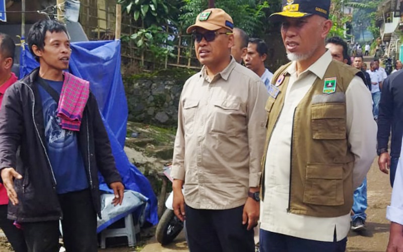  Gubernur Sumbar Serahkan 1,2 Ton Rendang di Lokasi Gempa Cianjur