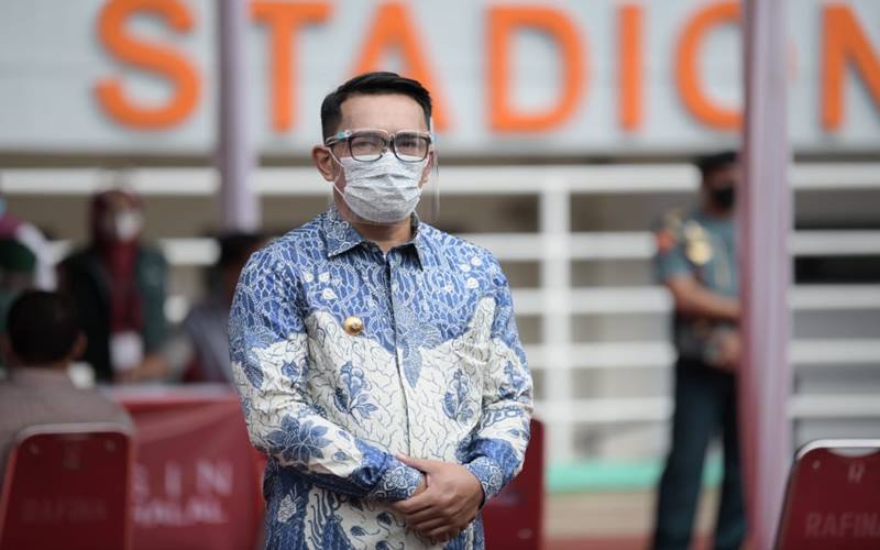 Ridwan Kamil Bagikan Pizza ke Anak SD Korban Gempa Cianjur