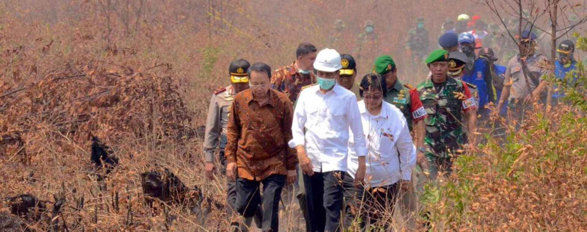 Presiden Joko Widodo dengan Menteri Lingkungan Hidup dan Kehutanan (LHK) Siti Nurbaya Bakar meninjau kawasan hutan terbakar