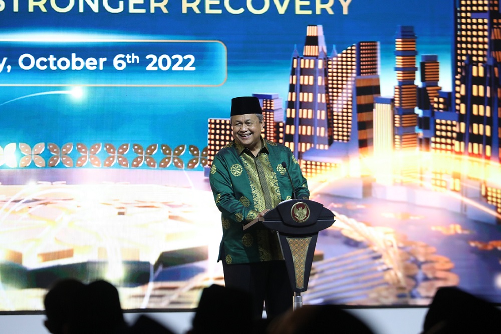 Gubernur Bank Indonesia Perry Warjiyo dalam pembukaan Indonesia Sharia Economic Festival (ISEF) ke-9 tahun 2022 yang diselenggarakan secara hibrid di Jakarta (6/10)./Dok. Bank Indonesia