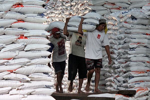 Buruh membongkar karung beras di gudang Bulog Divre Sulteng, di Palu, Senin (18/5)./JIBI-Paulus Tandi Bone