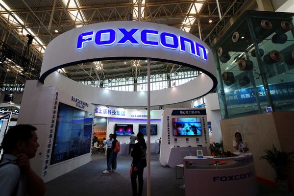 Para pengunjung melihat-lihat booth Foxconn di World Intelligence Congress di Tianjin, China, Mei 2018./Reuters