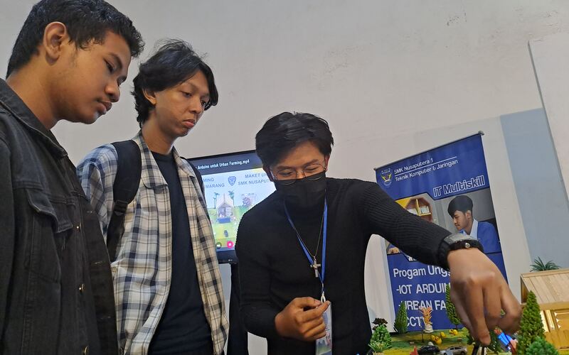Pelajar SMK Nusaputera 1 Semarang tengah memperagakan cara kerja sistem pertanian perkotaan berbasis IoT./Istimewa-Seccon