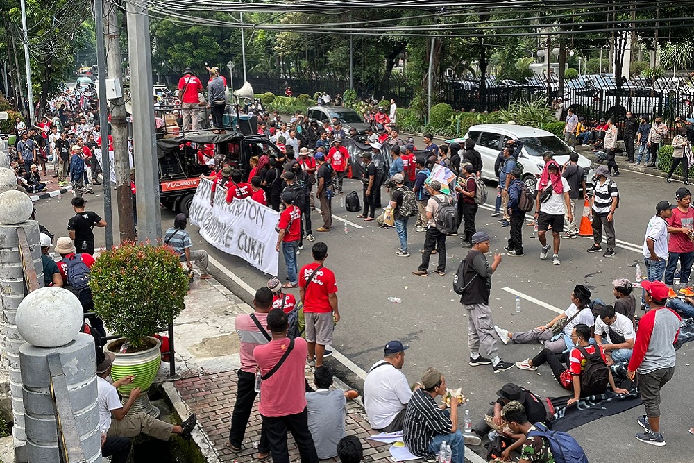 Sekelompok petani menggelar aksi demo di depan kantor Kementerian Keuangan RI, Jakarta Pusat pada Senin (28/11/2022). Mereka menolak kenaikan tarif cukai hasil tembakau (CHT) pada 2023./ Bisnis - Wibi Pangestu Pratama. 