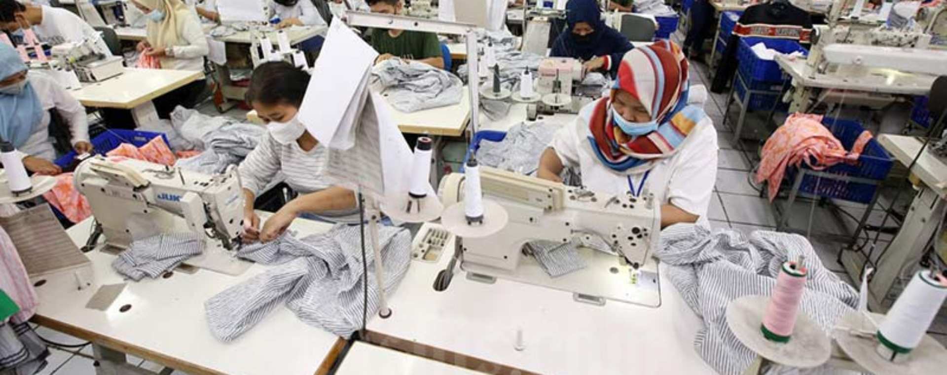 Sejumlah karyawan tengah memproduksi pakaian jadi di salah satu pabrik produsen dan eksportir garmen di Bandung, Jawa Barat, Selasa (25/1/2022). Bisnis - Rachman