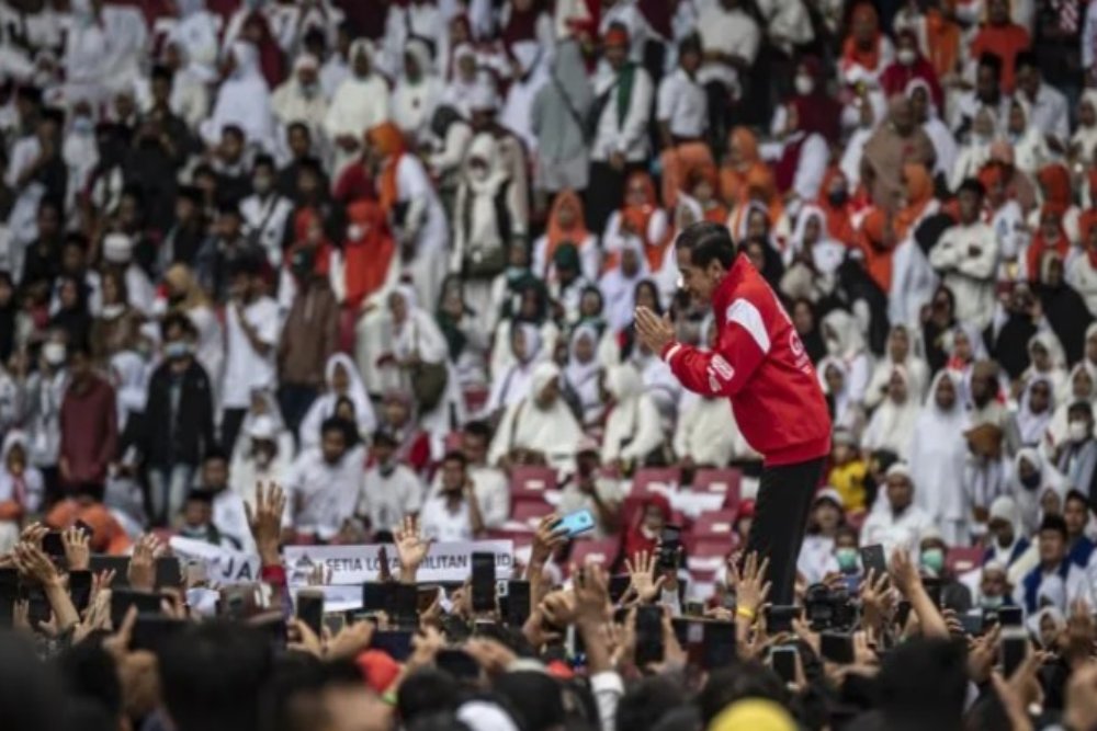 Presiden Joko Widodo menyapa relawan saat menghadiri acara Gerakan Nusantara Bersatu: Satu Komando Untuk Indonesia di Stadion Utama Gelora Bung Karno, Jakarta, Sabtu (26/11/2022)./Antara