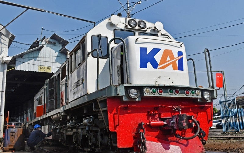 Petugas melakukan perawatan lokomotif di Dipo Lokomotif di kawasan Stasiun Kereta Api (KA) Madiun, Jawa Timur, Kamis (14/4/2022). Seluruh lokomotif yang dioperasikan PT KAI Daerah Operasi (Daop) 7 Madiun diharapkan selesai menjalani perawatan sebelum memasuki masa angkutan lebaran guna menjamin keselamatan perjalanan KA./Antara-Siswowidodo.rn