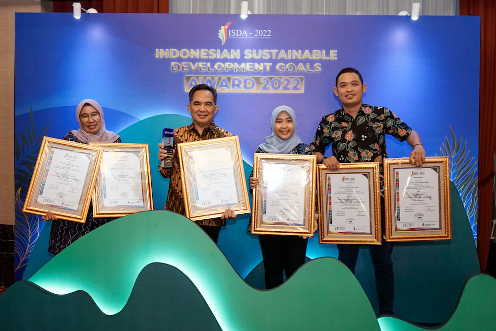 SEVP Business Support Pupuk Kaltim Meizar Effendi (dua kiri) berpose usai menerima penghargaan pada ajang Indonesia Sustainable Development Goals Award (ISDA) 2022, Selasa (22/11/2022)./JIBI-Istimewa