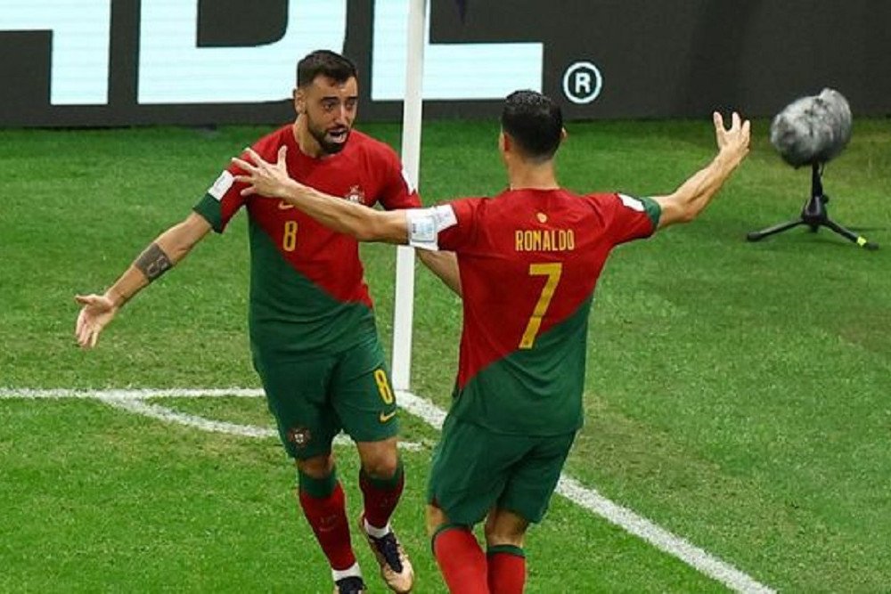 Selebrasi Bruno Fernandes dan Cristiano Ronaldo dalam laga Portugal vs Uruguay di Piala Dunia 2022/Reuters