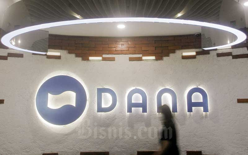 Karyawati beraktivitas di dekat logo Dana di Jakarta. Bisnis/Himawan L Nugraha