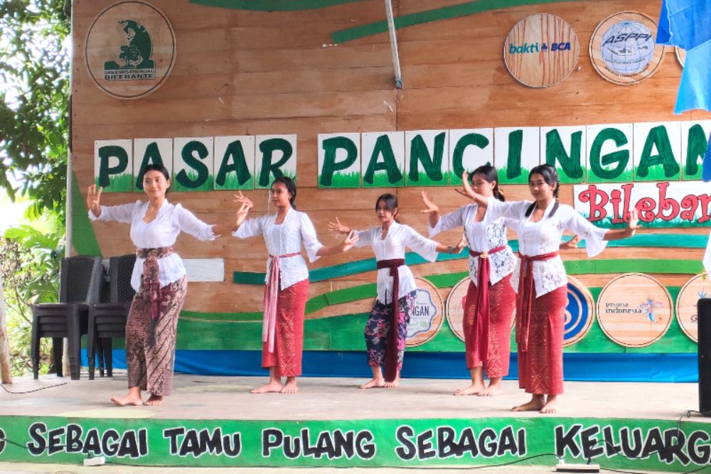 Tarian Puspanjali, Salah satu tarian asli dari Desa Bilebante, Sikut Sasak, sebagai tarian pembuka di Desa Wisata Hijau Bilebante, Kecamatan Pringgarata, Nusa Tenggara Barat (NTB).
