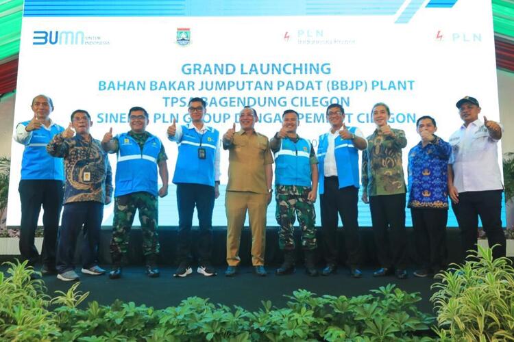 Peresmian pabrik Bahan Bakar Jumputan Padat (BBJP) terbesar di Indonesia yang berlokasi di Tempat Pembuangan Sampah Akhir (TPSA) Bagendung, Cilegon Banten, Selasa (29/11/2022)/ Istimewa.