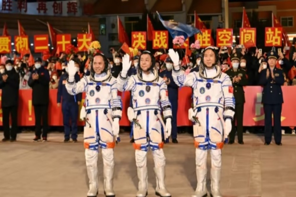 China meluncurkan pesawat luar angkasa Shenzhou-15 yang membawa tiga astronot ke stasiun luar angkasa Tiangong. Ketiga astronot, Fei Junlong, Deng Qingming dan Zhang Lu pada Selasa (29/11/2022)./Istimewa