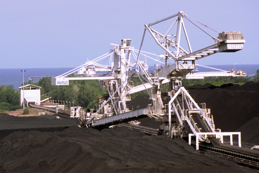Ujung dari overland conveyor memindahkan batu bara dari tambang Sangatta milik Kaltim Prima Coal, anak usaha Bumi Resources (BUMI) untuk dikirim ke pelabuhan. - Bloomberg/Claire Leow