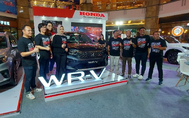 Honda Outside Java dan jaringan diler mobil Honda Pekanbaru pada momen peluncuran Honda WR-V. Honda Pekanbaru mencatat penjualan mobil di daerah itu mengalami peningkatan 20 persen, ditopang kenaikan harga sawit. /Istimewa