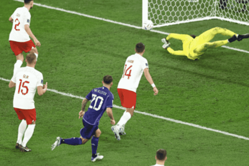 Mac Allister mencetak gol ke gawang Polandia/FIFA