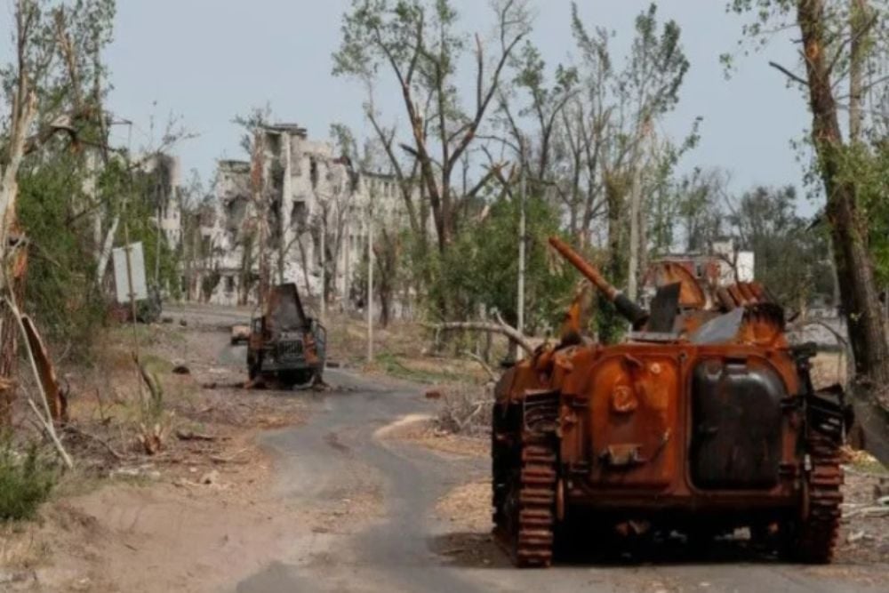 Kendaraan militer yang hancur terlihat selama konflik Ukraina-Rusia di kota Rubizhne, wilayah Luhansk, Ukraina, 1 Juni 2022./Antara-Reuters