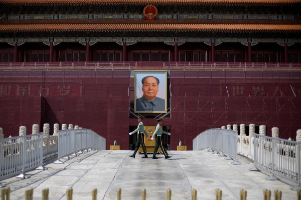 Tentara China bergantian jaga di depan potret mantan pemimpin China Mao Zedong di Tiananmen Square, Beijing, China, Selasa (7/5/2019)./Reuters-Thomas Peter